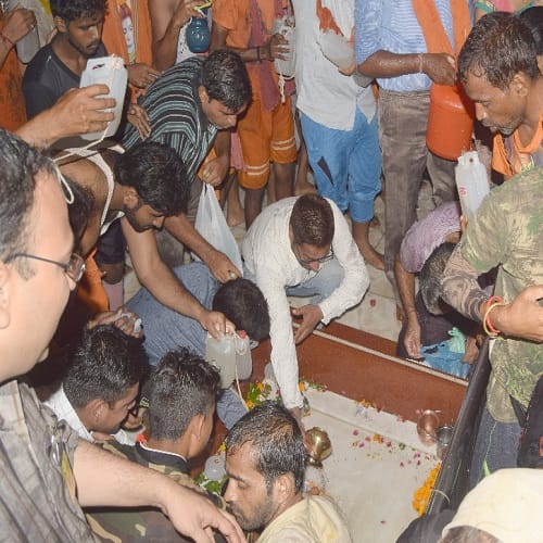 These pictures of temples on Shivratri, will also force you to think