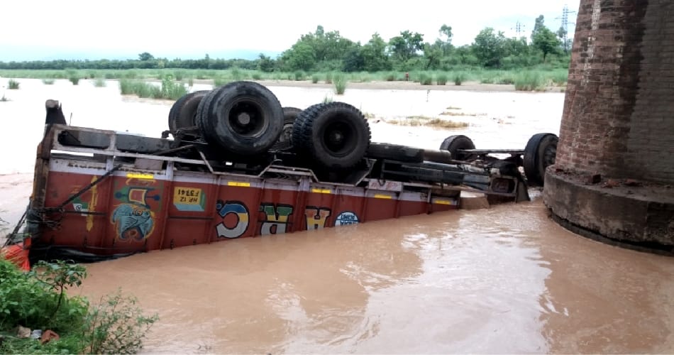 truck fall in river, barwala news