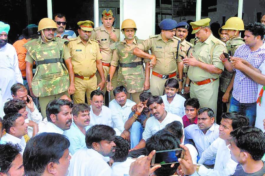 jitin prasad protest in sp office