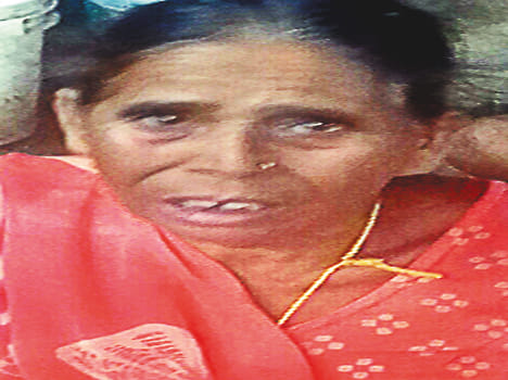 Looted woman by showing day-to-day tricks