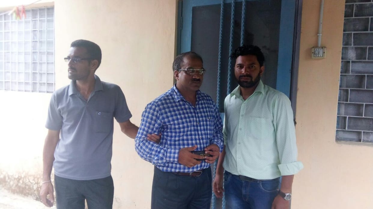 vijilence team arrest a engineer for taking bribe