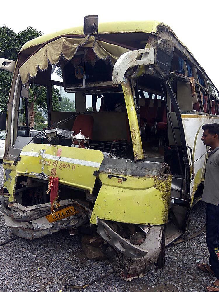 9 people dead and more than 25 injured in accident near jaipur