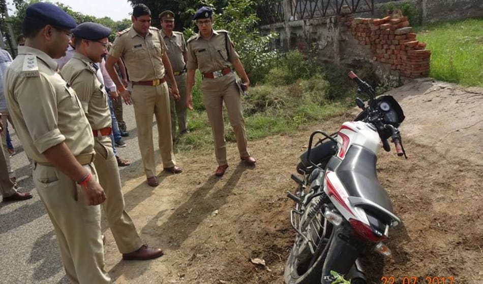 encounter between up police and crooks, 3 arrested are accused of 16 lakh loot done on 17 july