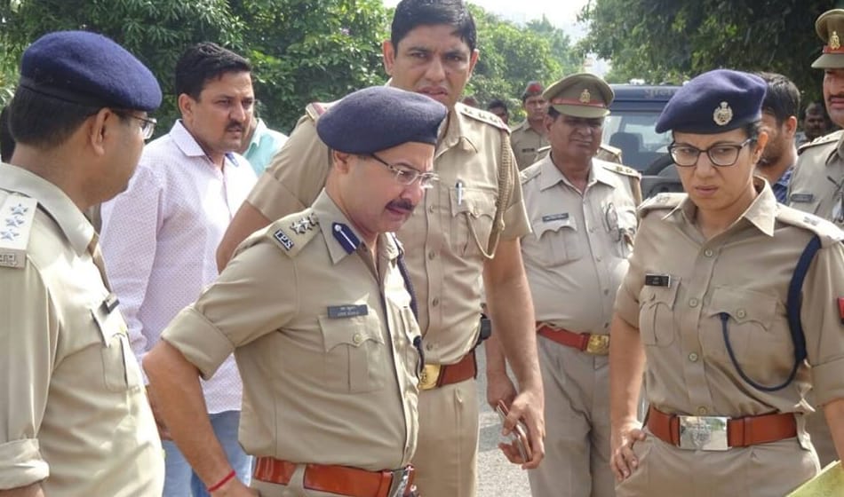 encounter between up police and crooks, 3 arrested are accused of 16 lakh loot done on 17 july