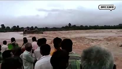 Heavy flood in gujrat, air force helicopters doing rescue operation