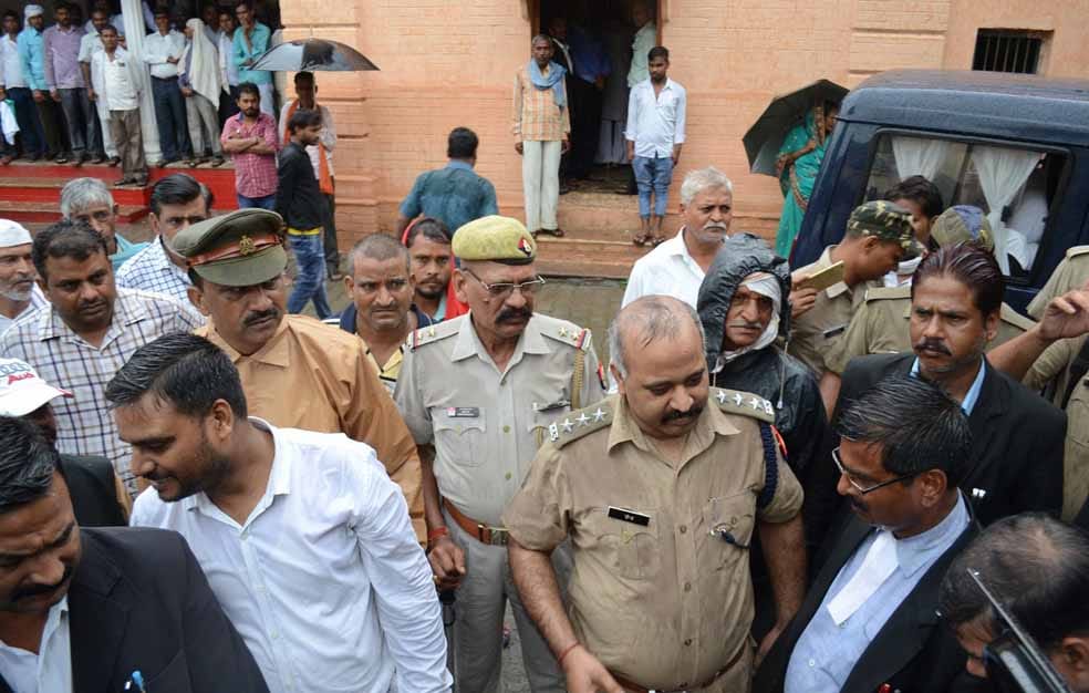 jaunpur police caught weapons from block head safari