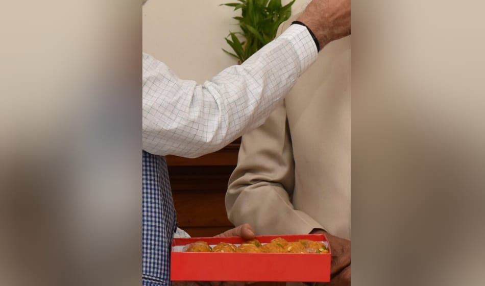 PM modi replies a twitter user tells which sweet he offered to ramnath kovind after election result