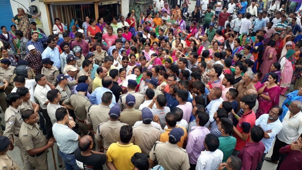 people protest against wine shop in rajeevnagar dehradun