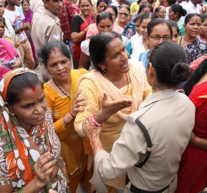 protest against wine shop in rajeevnagar dehradun