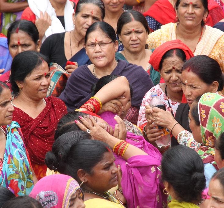 protest against wine shop in rajeevnagar dehradun