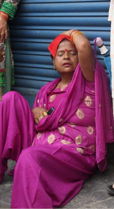 protest against wine shop in rajeevnagar dehradun