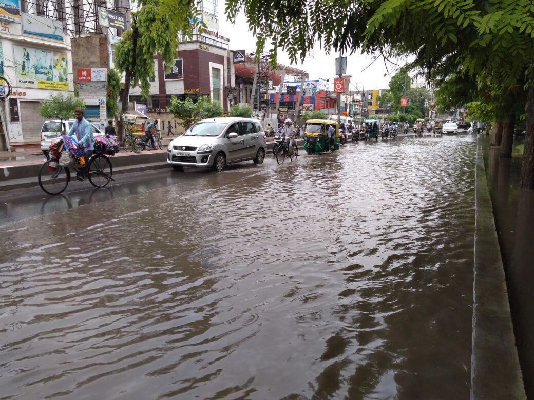 morning rain gave relief in agra 