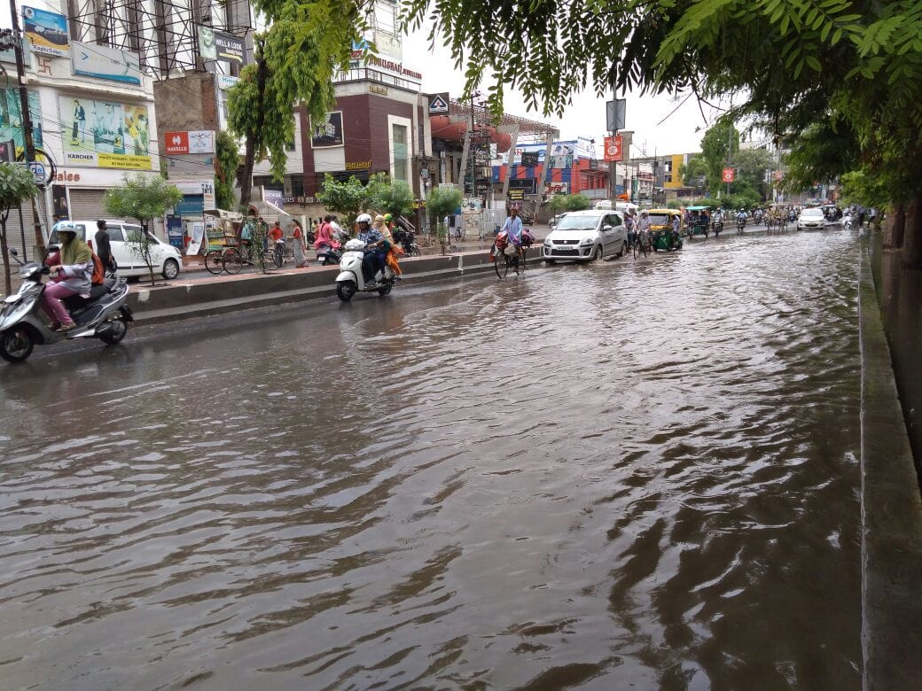 morning rain gave relief in agra 