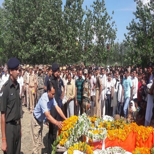 martyr Jayadrath funeral ceremony the villagers did the salutation, see photos