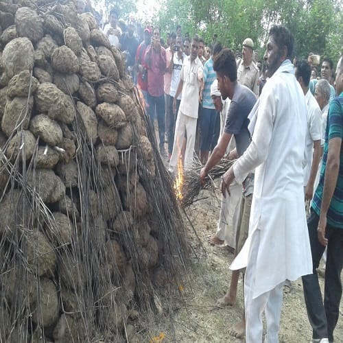 martyr Jayadrath funeral ceremony the villagers did the salutation, see photos