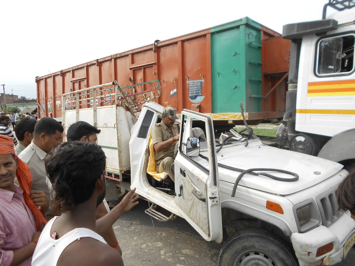 truck and pick up accident in jaunpur