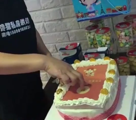 this cake dispenses money like ATM
