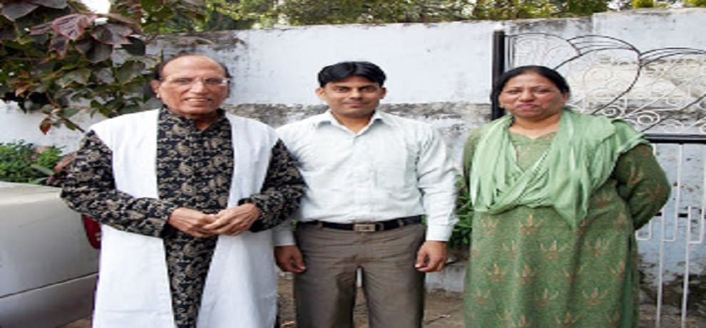 बशीर बद्र बेटे और पत्नी के साथ