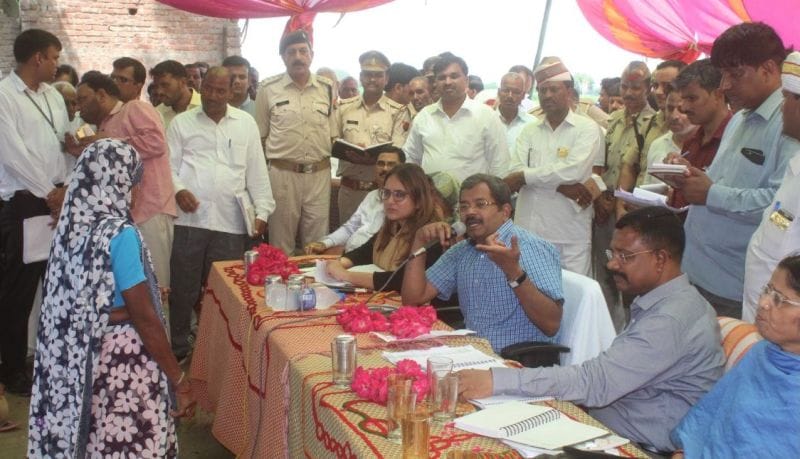 खामियों पर भड़के मंडलायुक्त