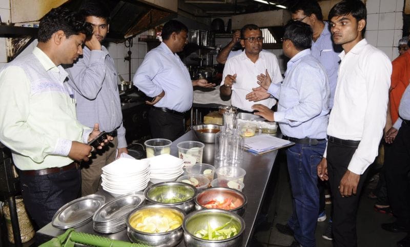 मोनार्क होटल पर एसडीएम का छापा