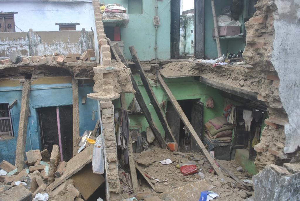 house collapes in varanasi ,one died