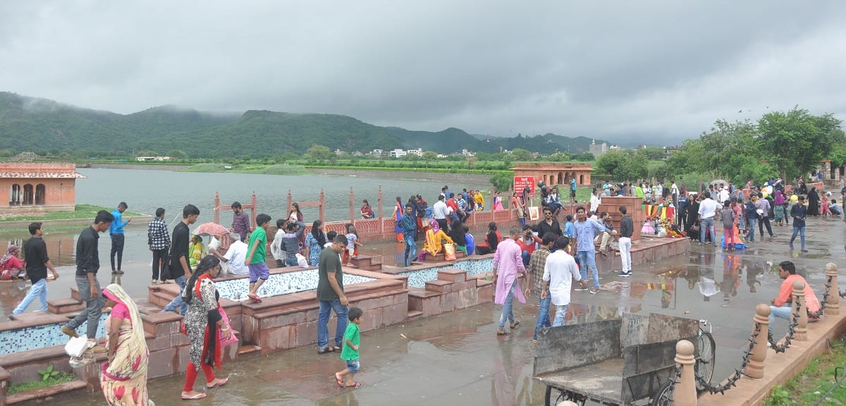 monsoon masti at picnic spot near jaipur