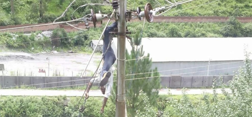 Himachal Kullu Man died of electrocution while climbing power pole