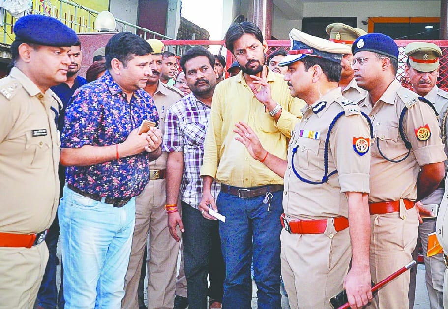 पुलिस आपके साथ, सीसी कैमरा लगवा लीजिए प्लीज
