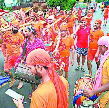 Shishabhakta in Kachla, Shivalak, filling the Ganges water