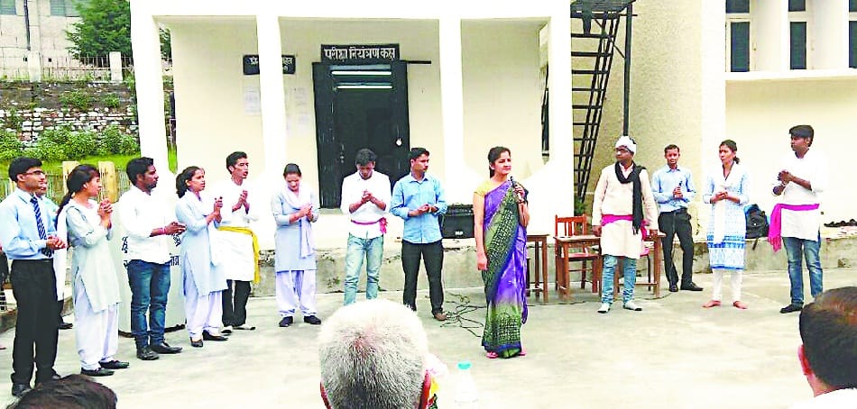 Voters awake through street plays