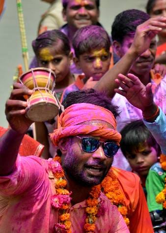 सड़कों पर भोले भक्तों का सैलाब... मंदिरों के आसपास रहेगी भीड़, स्कूलों में छुट्टी