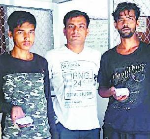 मंडी  से स्मैक बेचते दो तस्कर दबोचे