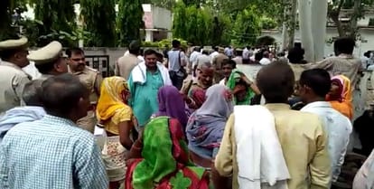 Women fumed in the SSP office, demolition of police jeep
