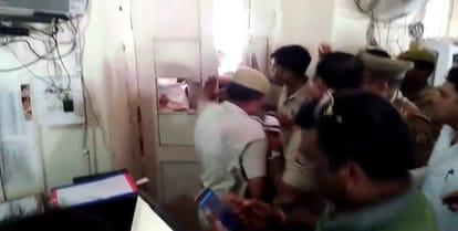 Women fumed in the SSP office, demolition of police jeep
