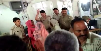Women fumed in the SSP office, demolition of police jeep