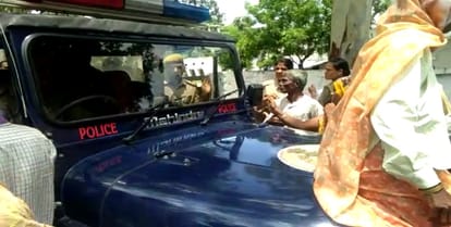 Women fumed in the SSP office, demolition of police jeep