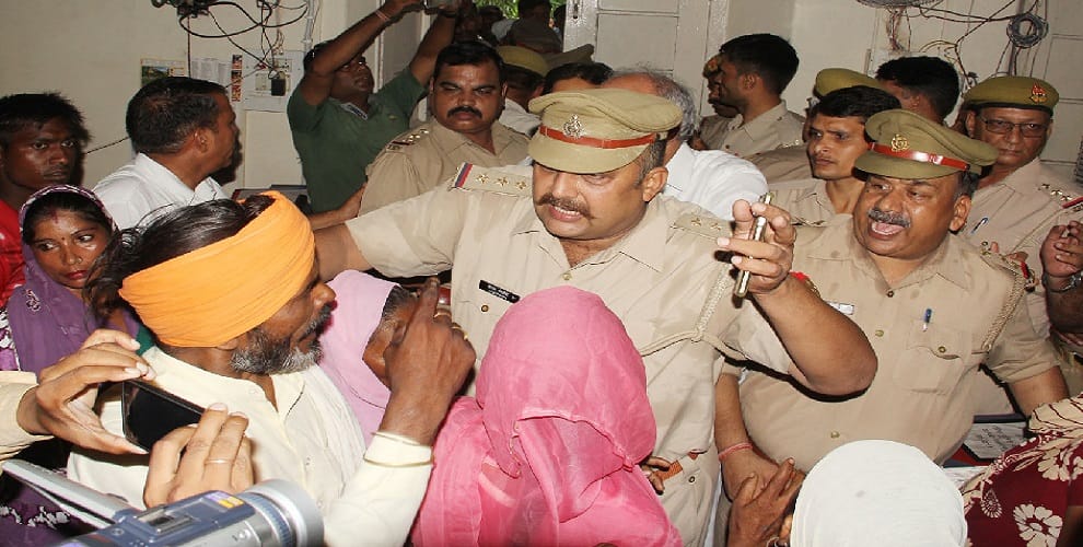 Women fumed in the SSP office, demolition of police jeep