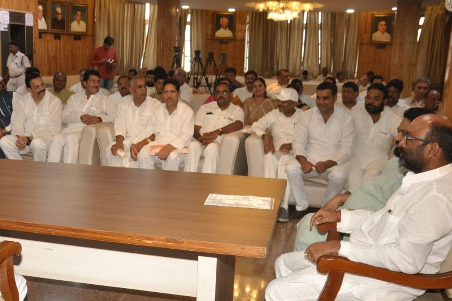 opposition made a symbolic assembly to pay homage to a MLA.