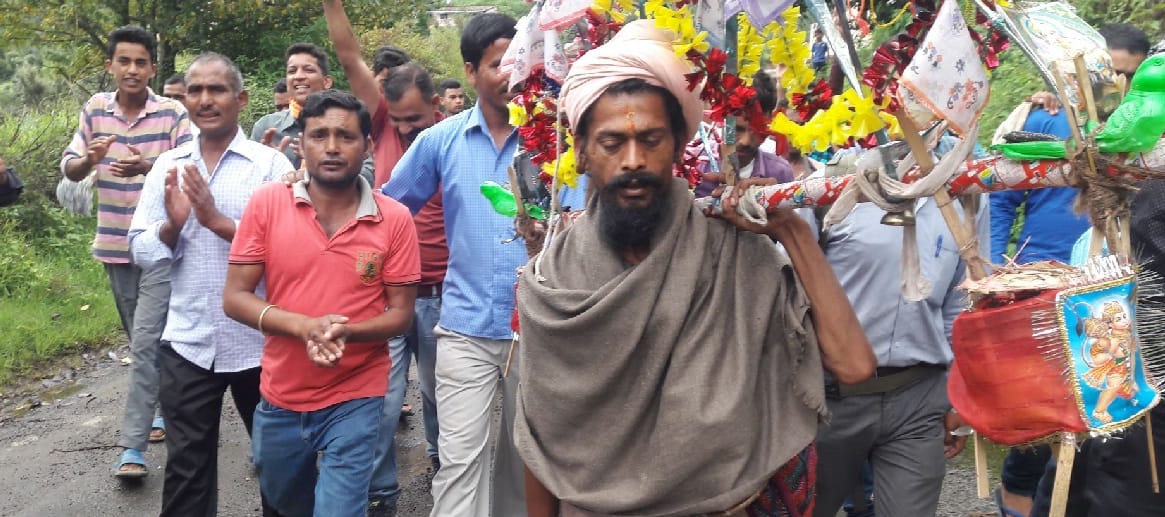 Baba receives return from Haridwar with Kawar