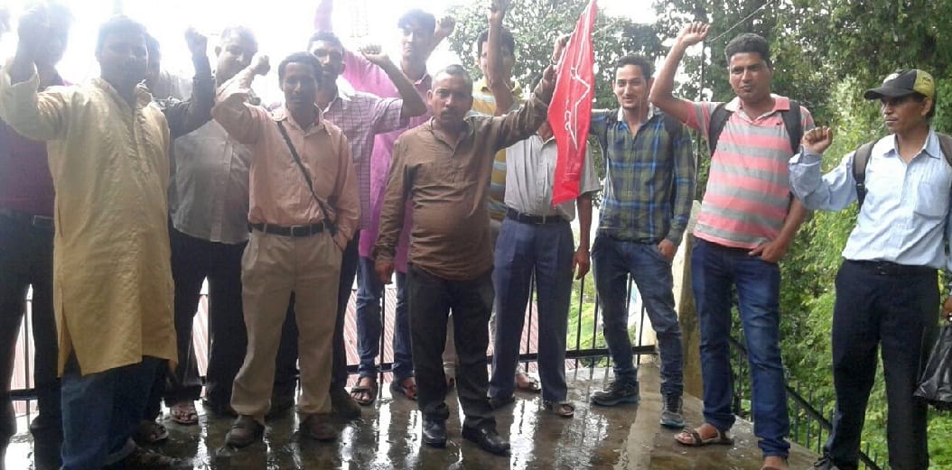 BSNL workers performed without getting salary