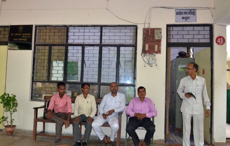 मंडलायुक्त का था इंतजार, अफसरों का गया रविवार बेकार