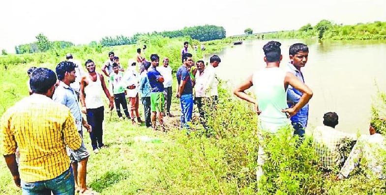 Farmer of Kalmadi dug in the Hindan river