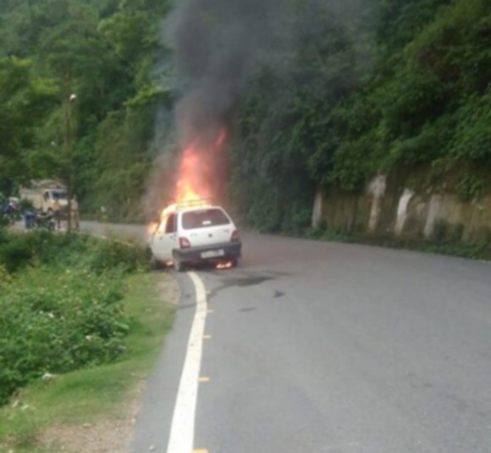fire in running car in narendra nagar