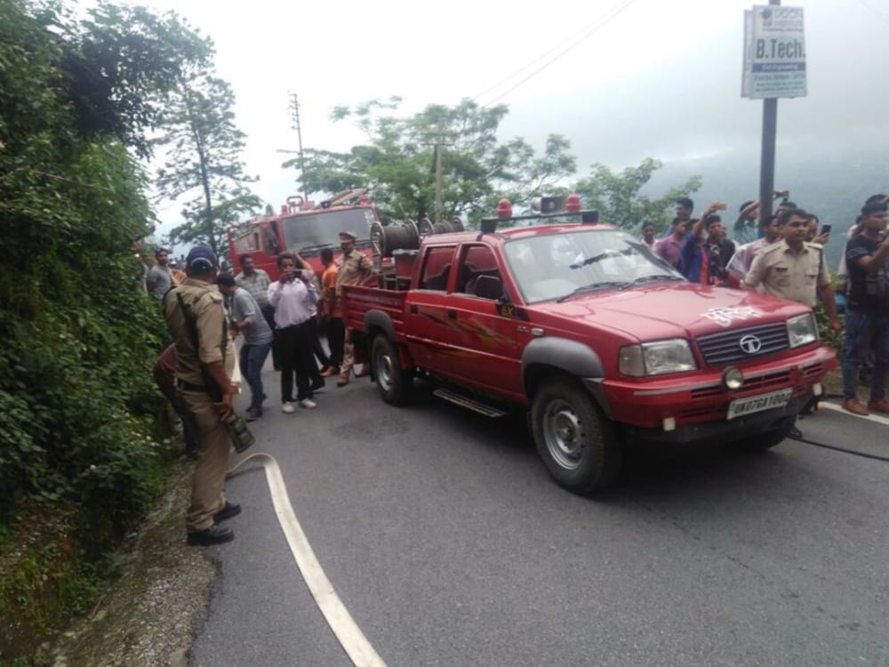 fire in running car in narendra nagar
