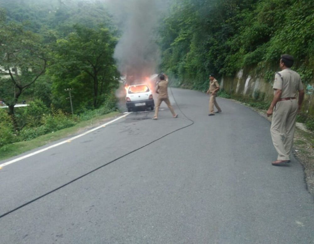 fire in running car in narendra nagar