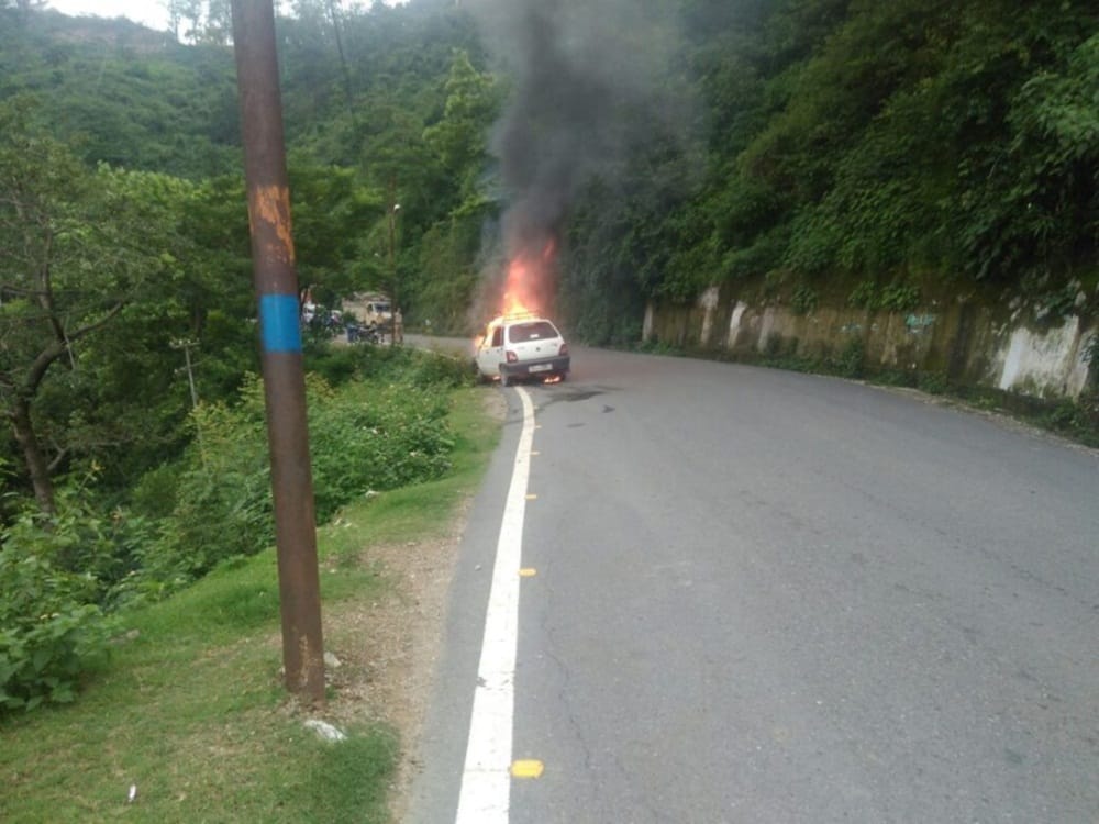 fire in running car in narendra nagar