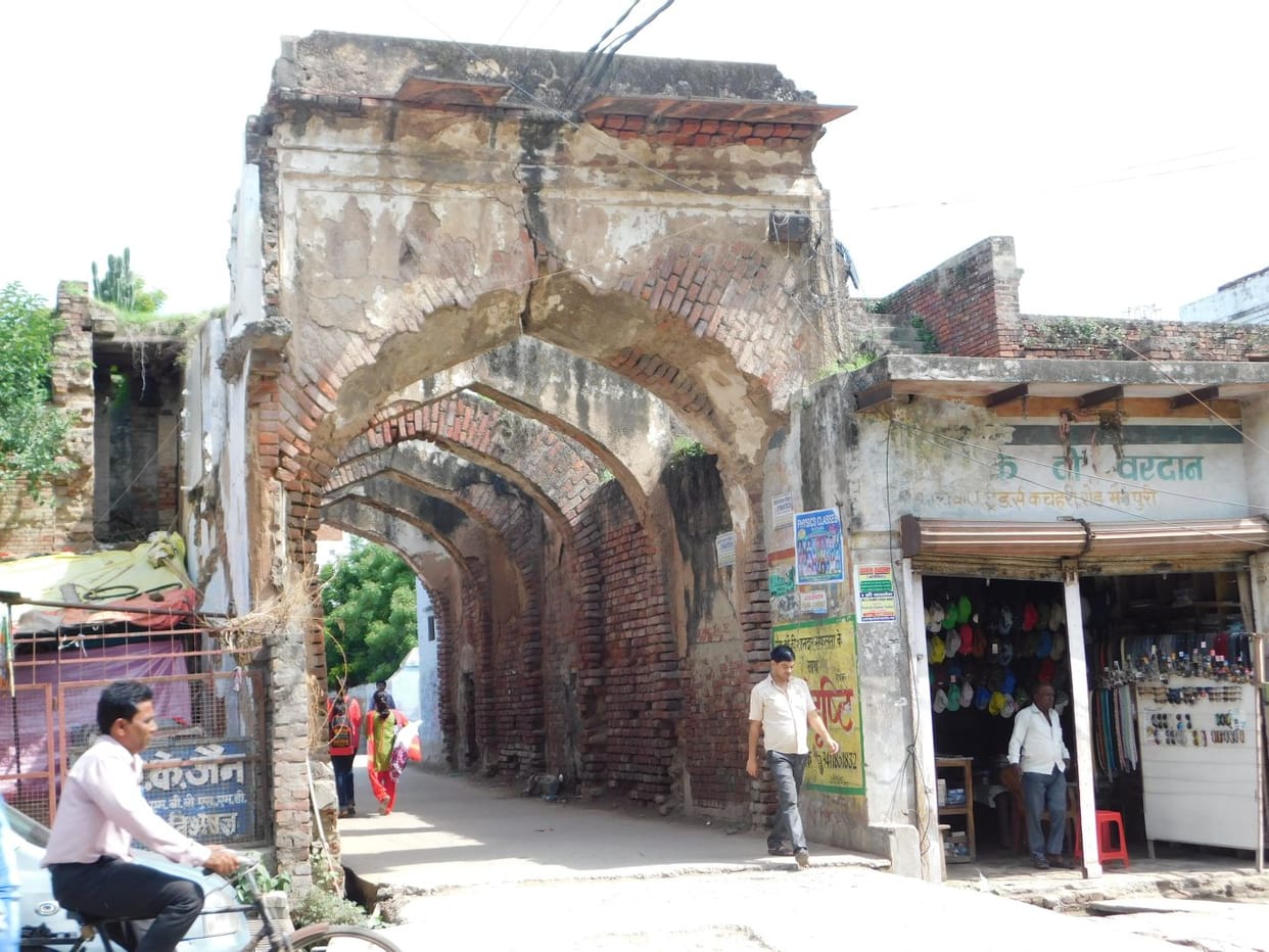 यहां जर्जर भवनों के नीचे से गुजरती है आबादी