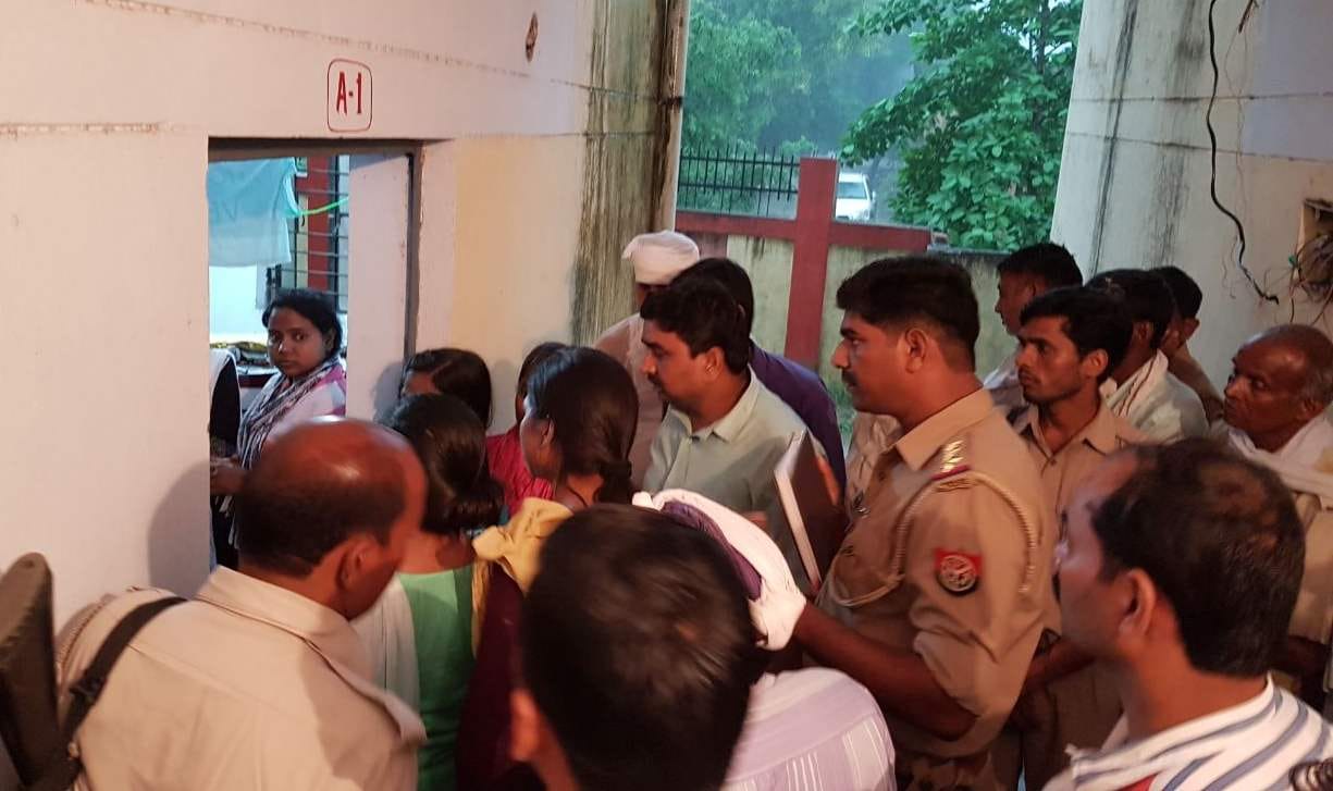 trainee lady lekhpal  hanged in the Tehsil campus at azamgarh