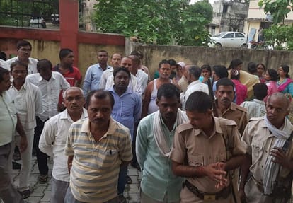 trainee lady lekhpal  hanged in the Tehsil campus at azamgarh
