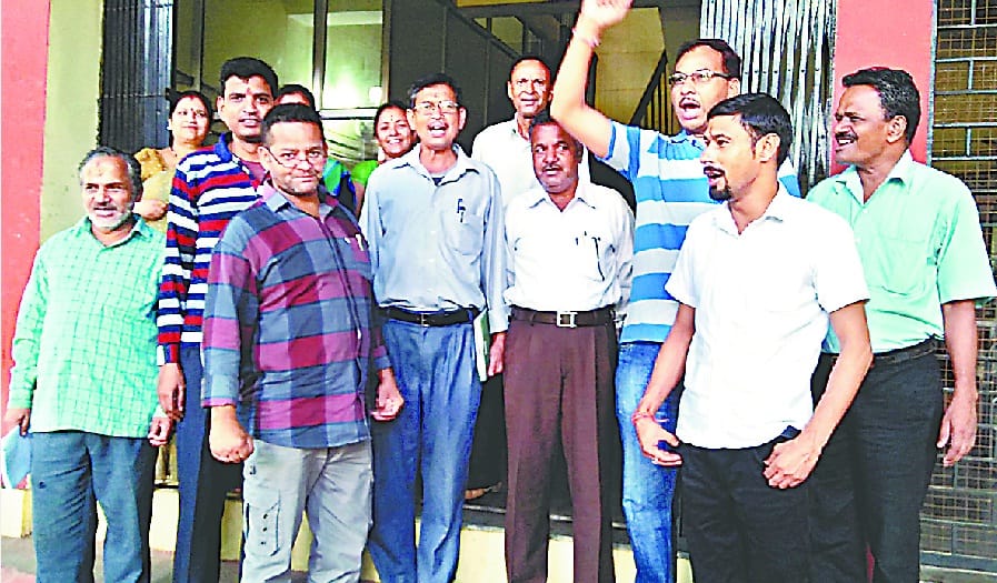 Loni employees protest against the transfer policy